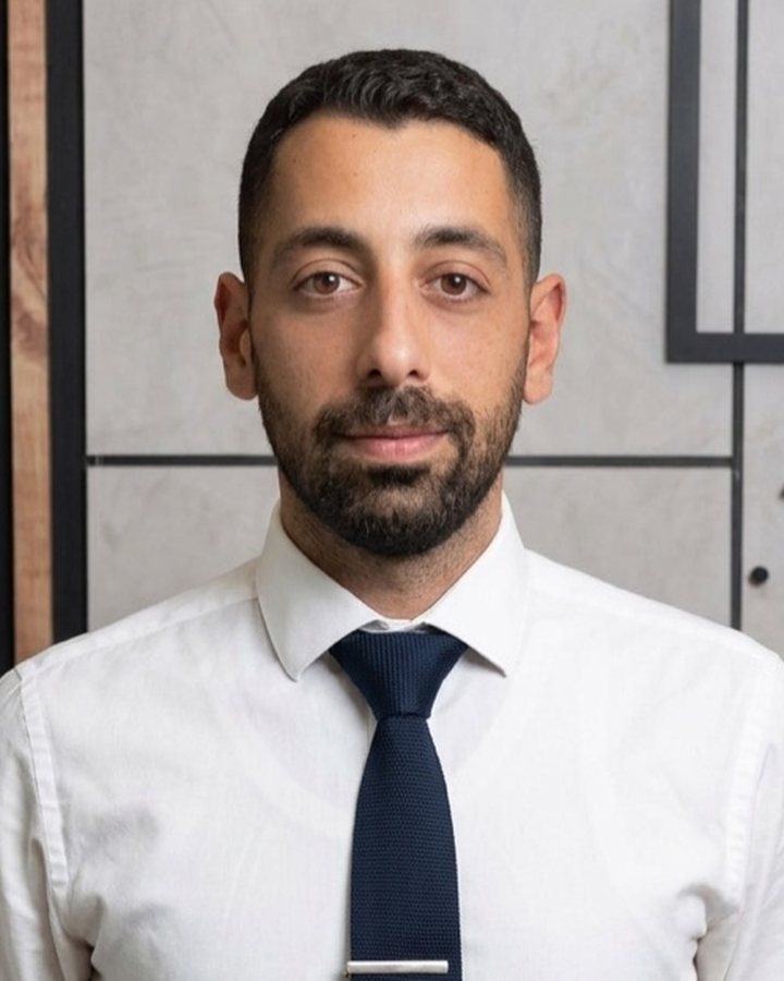 עו״ד אוראל סולטן מחייך, בחליפה